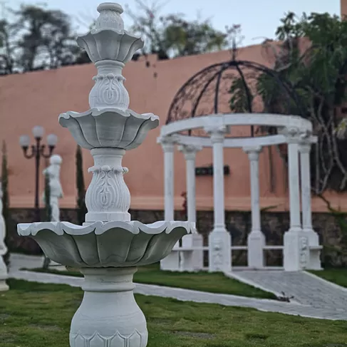 Chafariz monumental de três pratos para paisagismo em mármore branco