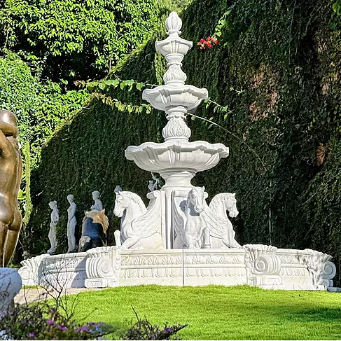 Chafariz monumental de três pratos com cavalos alados e figuras esculpidas em mármore